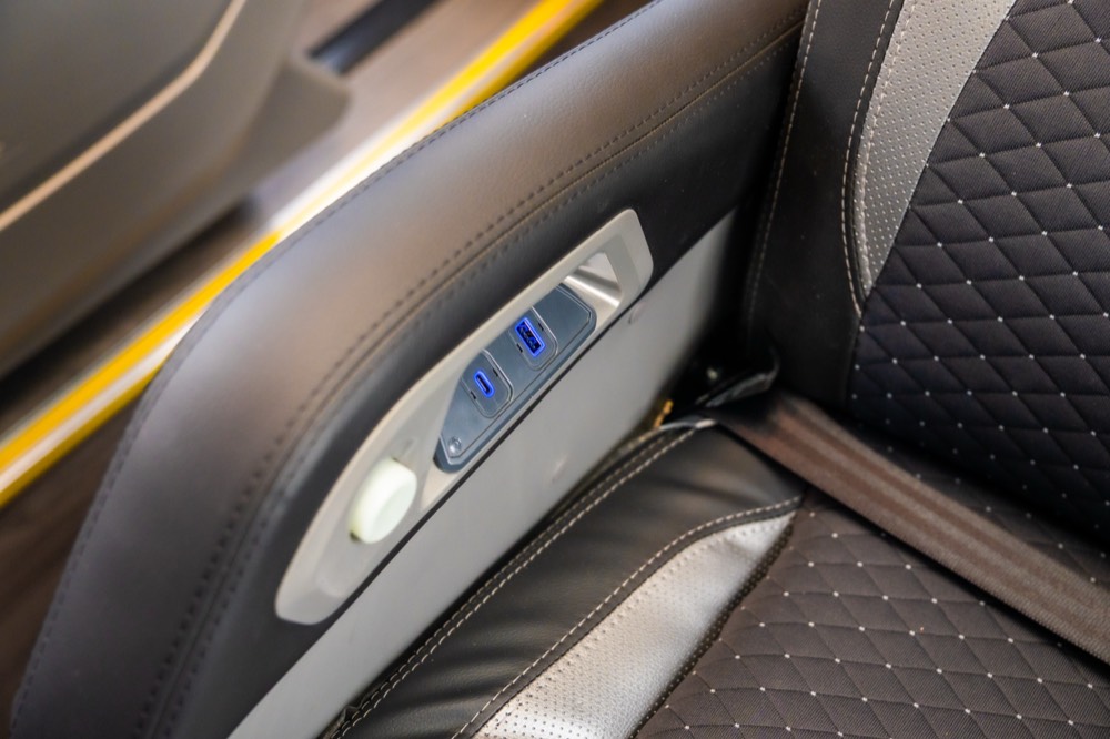 Detalle de los puertos de carga USB y USB-C junto a un asiento de Nar Bus