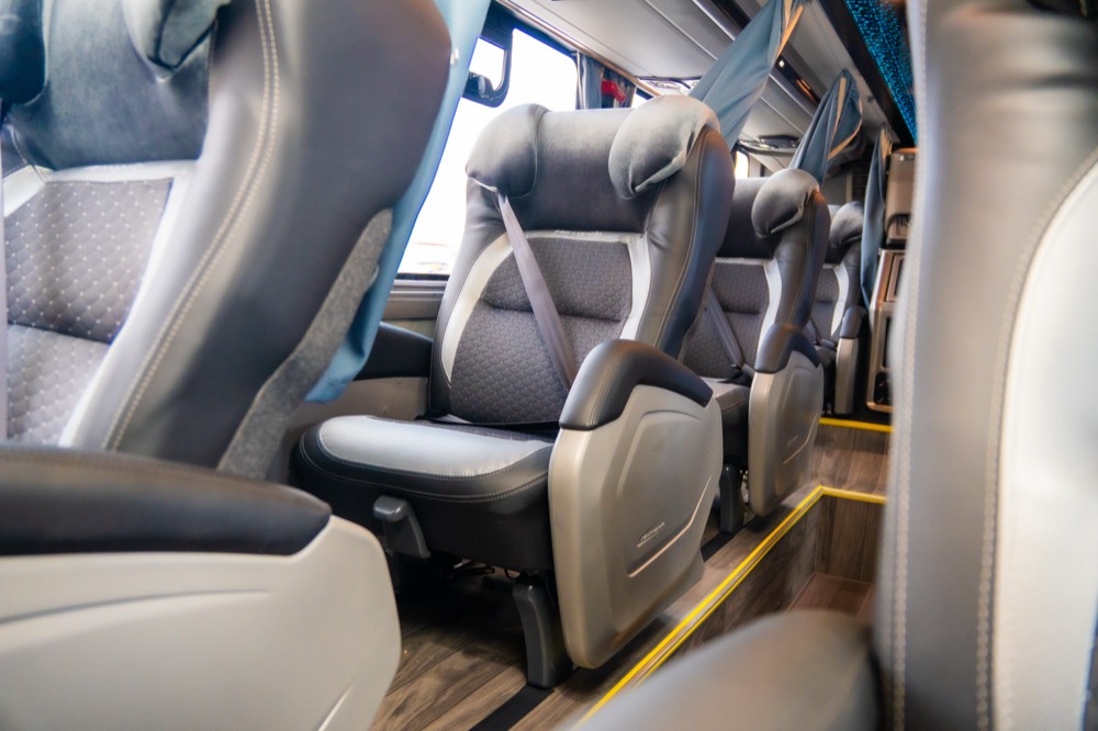 Asientos Salón Semi Cama de Nar Bus con apoya piernas y cinturón de seguridad
