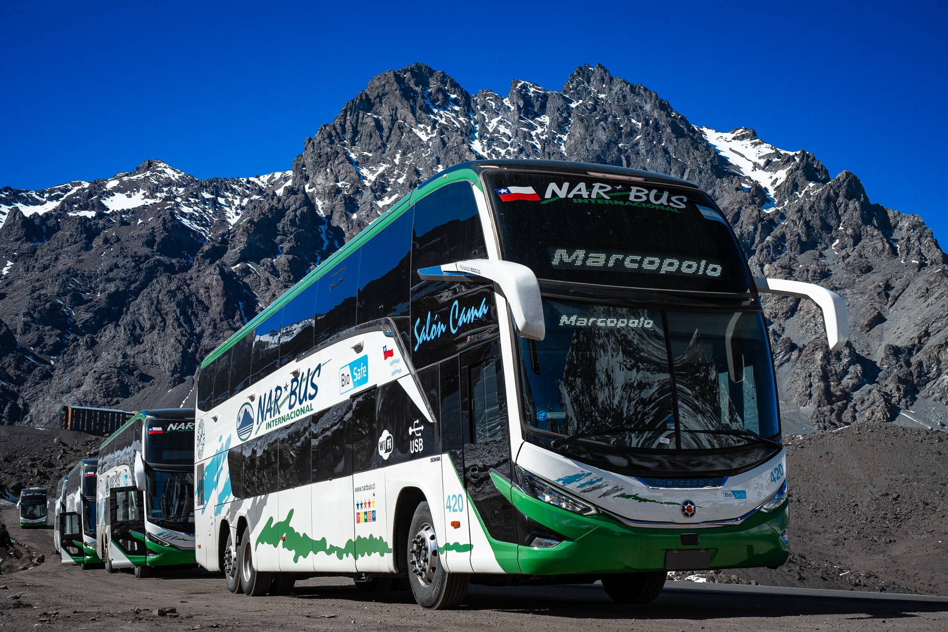 Bus de Nar Bus Internacional recorriendo una ruta del sur de Chile